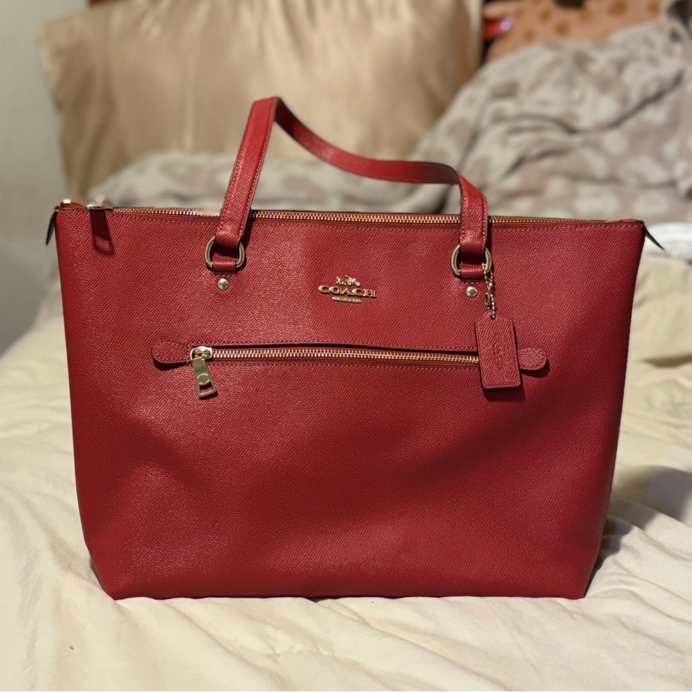 Coach Gallery Tote Red Apple Crossgrain
Leather with Goldtone Hardware